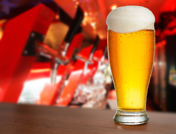 bicchiere freddo con birra sullo sfondo del bar
. - Foto, immagini