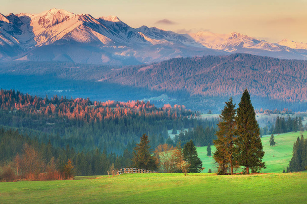 Les montagnes Tatra au coucher du soleil
 - Photo, image