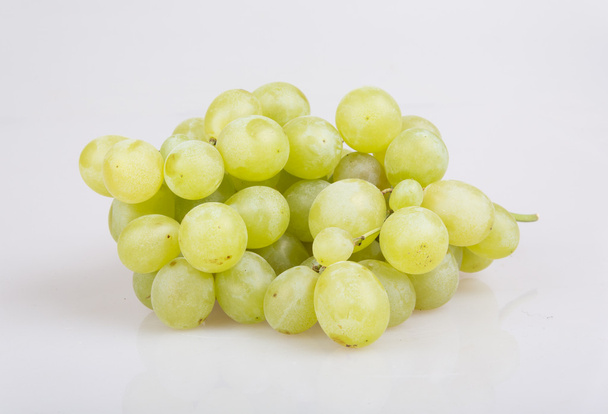 Frische grüne Trauben. Isoliert auf Weiß - Foto, Bild