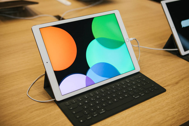 Berlín, 12 de diciembre de 2017: presentación de la nueva tablet avanzada Ipad Pro en la tienda oficial de Apple
. - Foto, imagen