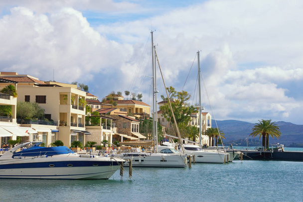 Blick auf porto montenegro in tivat stadt - full-service-yachthafen in adriatic. Montenegro - Foto, Bild