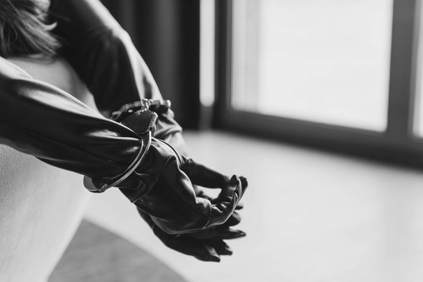 Ženské ruce v kožených rukavic a pouta detail - Fotografie, Obrázek