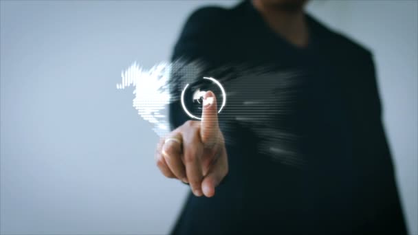 Hand einer Geschäftsfrau zeigt auf eine Weltkarte mit Benutzeroberfläche und Symbol für Netzwerksicherheit Vorhängeschloss Cyber-futuristisches Technologiekonzept auf dunklem Hintergrund mit verarbeitetem Korn - Filmmaterial, Video