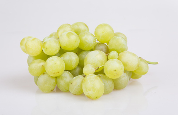 Raisins verts frais. Isolé sur blanc - Photo, image