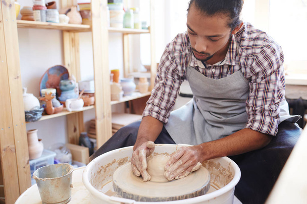 Artesano creativo haciendo cerámica en equipos especiales en el taller
 - Foto, Imagen