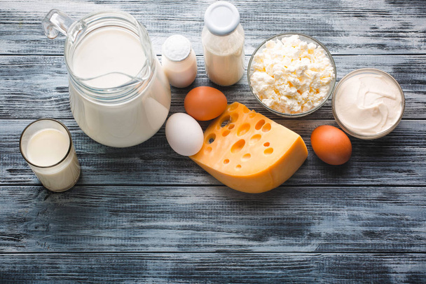 Mléčné výrobky s potravinami sortiment na rustikální dřevěný stůl - Fotografie, Obrázek