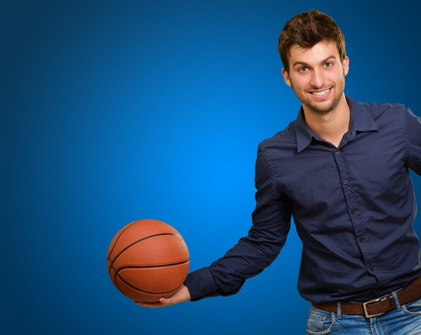 Fiatal férfi kezében kosárlabda - Fotó, kép