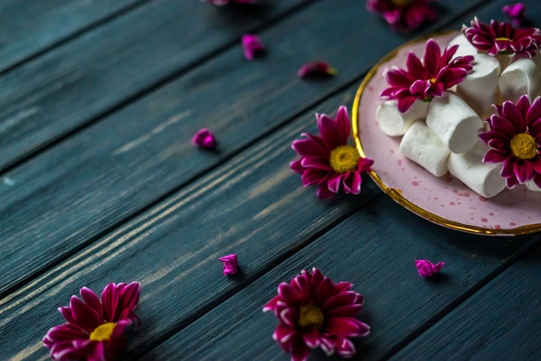 white marshmallow on a pink plate with flowers - Foto, immagini