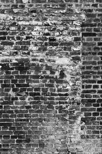De oude bakstenen muren. Een fragment van de muur van het gebouw. Zwart-wit stylin - Foto, afbeelding