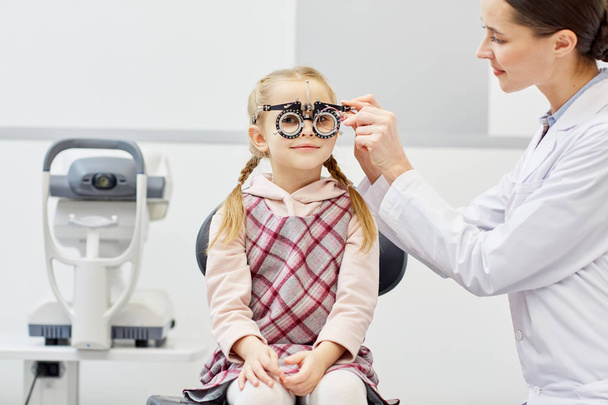 Profesyonel göz lens gözlük için onun küçük hasta için seçme - Fotoğraf, Görsel