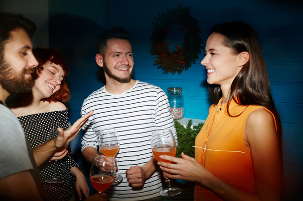 Jeunes amis heureux avec des boissons rafraîchissantes profiter de parler à la fête dans le club ou le restaurant
 - Photo, image