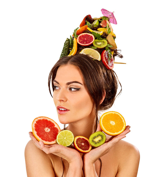 Mascarilla para el cabello de frutas frescas en la cabeza de mujer. Hombros desnudos
 - Foto, Imagen