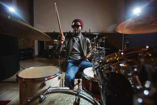 Musicien afro-américain contemporain et populaire jouant de la batterie pendant la répétition
 - Photo, image