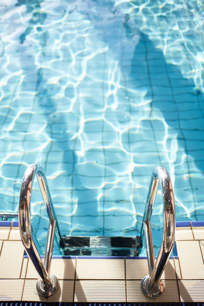 Modern-medence tiszta és átlátszó víz és acél korlát - Fotó, kép