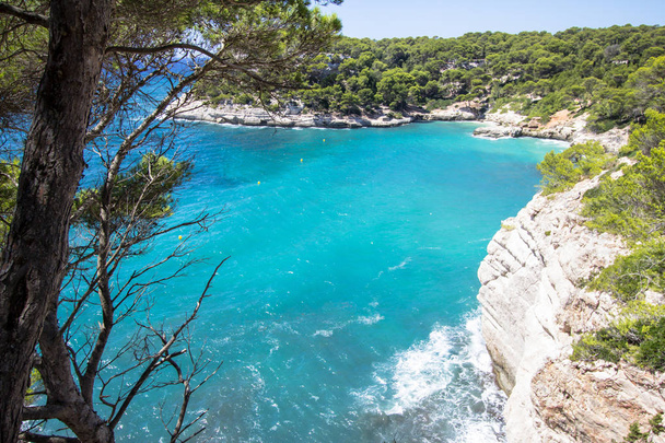 Vista panorâmica de Cala Mitjana, Menorca, Espanha
 - Foto, Imagem