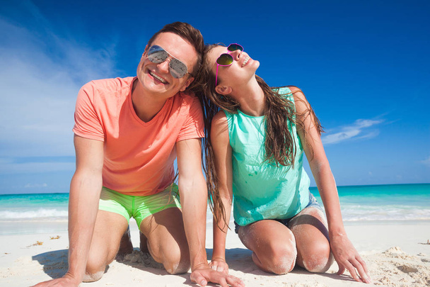 casal atraente desfrutando de dia ensolarado na praia de Cayo Largo, Cuba
 - Foto, Imagem