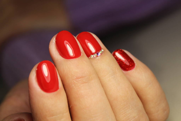 Ręce kobiety z czerwonym manicure - Zdjęcie, obraz