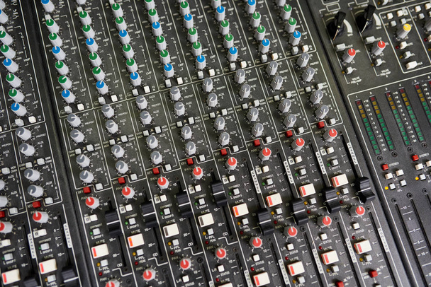 Imagem de fundo de botões de fader refinados e canais SSL na placa de gravação preta no estúdio de música
 - Foto, Imagem