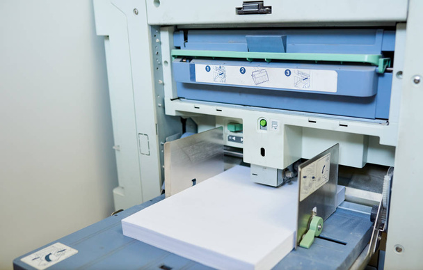 Фоновое изображение белой бумаги, загруженной в многофункциональную офисную машину в типографии
 - Фото, изображение