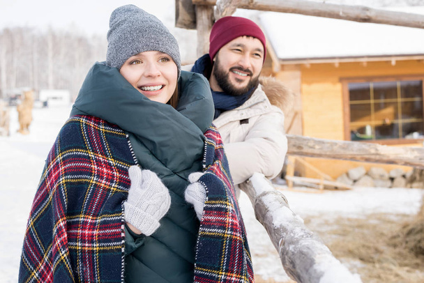 Retrato de pareja joven y moderna disfrutando de vacaciones de invierno juntos caminando en la naturaleza en la estación de esquí, espacio para copiar
 - Foto, imagen