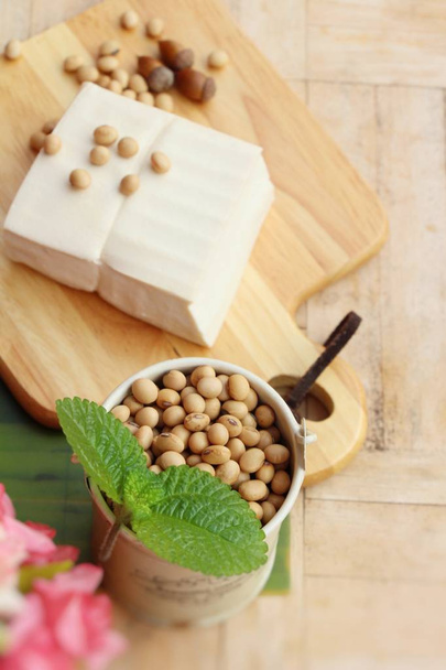 Tofu en soja zaad op houten achtergrond - Foto, afbeelding
