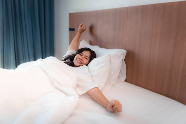 Ébredt fel hálószoba ázsiai nő portréja  - Fotó, kép