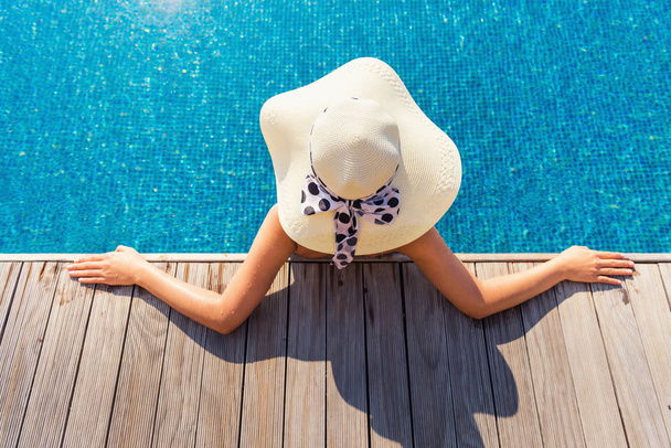 Portrait of beautiful woman relaxing in swimming pool, Summer - Foto, Imagen