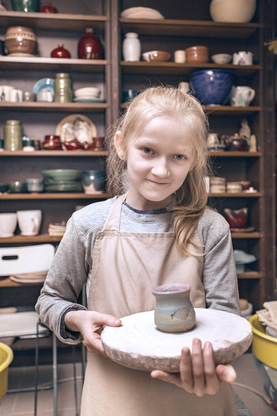 girl in a pottery workshop  - Foto, afbeelding