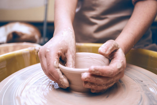 ceramic workshop - the girl makes a pot of clay  - Fotó, kép