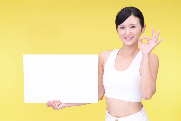 Smiling woman with a whiteboard - Photo, Image