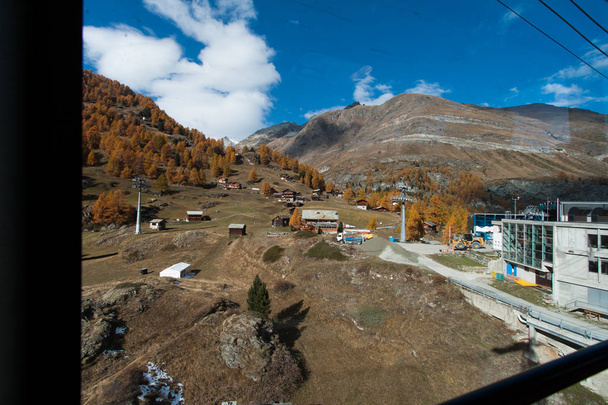 Increíble vista de otoño de Zermatt Resort, Cantón de Valais, Suiza
 - Foto, imagen