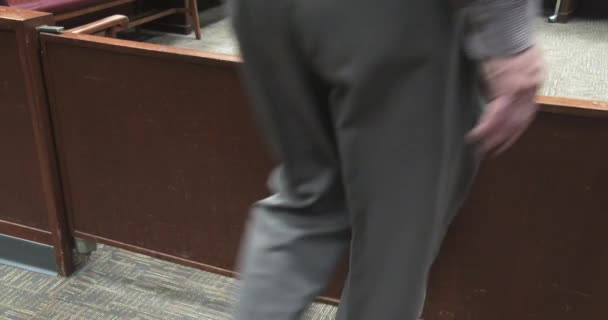 Hombre caminando a través de la partición de la sala de la corte / puertas batientes
 - Imágenes, Vídeo