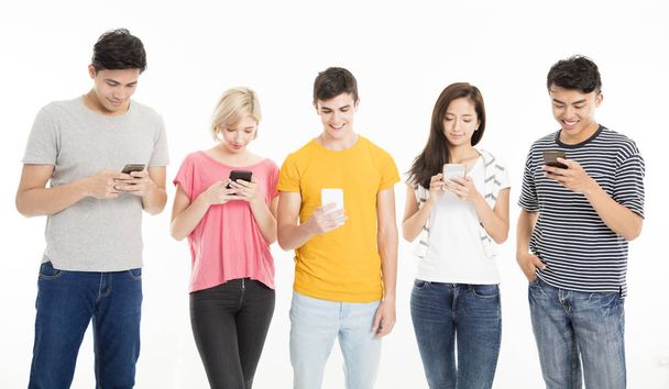 heureux jeune groupe regarder leur propre téléphone intelligent
 - Photo, image