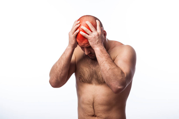Bolest v hlavě. Mladý holohlavý muž sportovní postavy trpí a drží chorém mozku na bílém pozadí izolované - Fotografie, Obrázek
