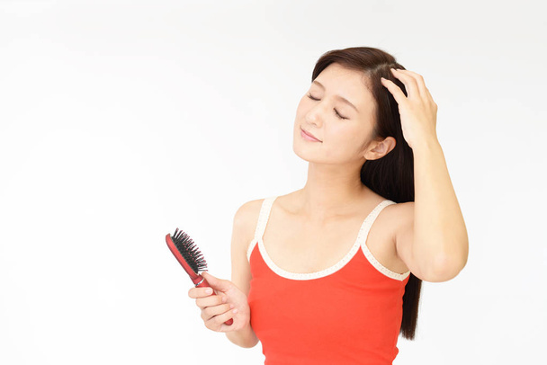 Beautiful woman brushing her hair - Foto, imagen