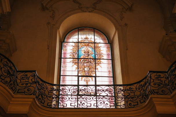 Una hermosa ventana decorada en la iglesia de San Nicolás en Praga. La iglesia fue construida en 1273. Interior dentro del edificio
. - Foto, imagen