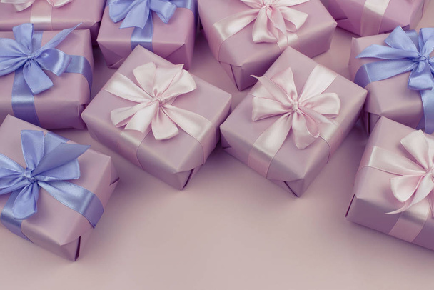 Cajas de regalo navideñas decorativas con color rosa sobre fondo rosa. Estilo vintage. Vista superior plana plana
 - Foto, imagen
