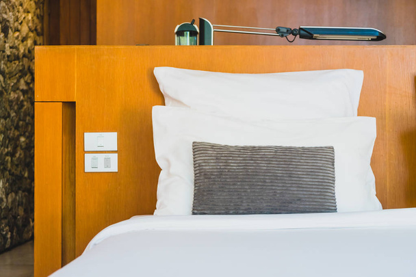 Komfortowy białą poduszkę na łóżku - Zdjęcie, obraz