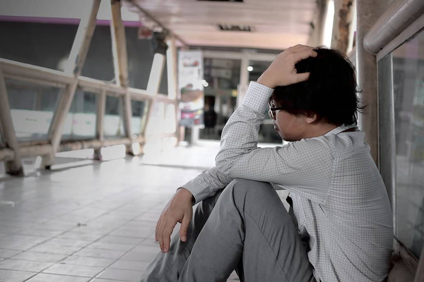 Vista lateral de frustrado estresado joven asiático hombre de negocios con las manos en la cabeza sensación de probado o preocuparse
. - Foto, Imagen
