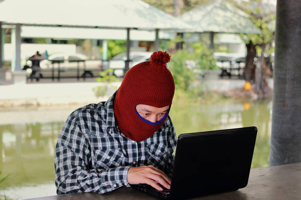 L'hacker anonimo hacker ruba i dati con il computer portatile. Concetto di criminalità sociale
. - Foto, immagini