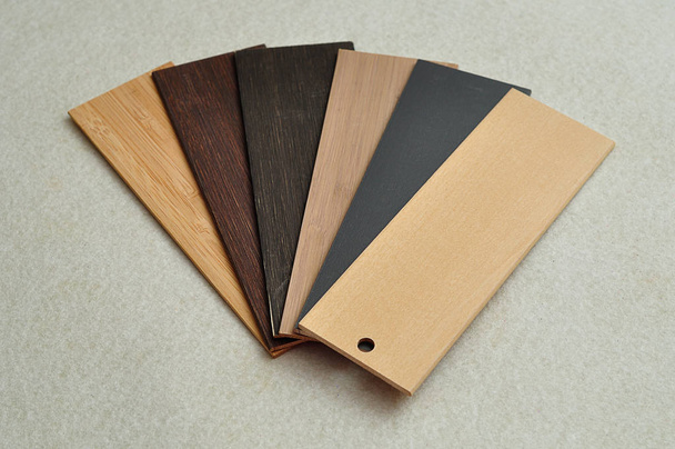 Uma amostra com cores diferentes de persianas de madeira
 - Foto, Imagem