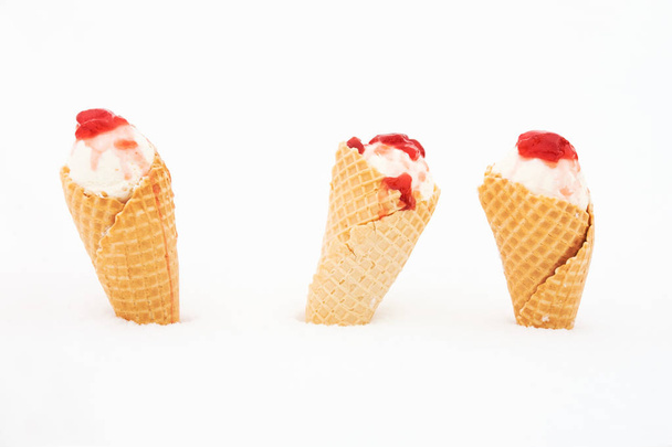 helado en cono de gofre con gelatina roja en la nieve
 - Foto, Imagen