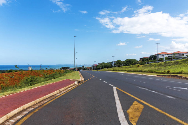  Carretera que conduce desde Mhlanga Rdge hacia Durban City Skyline
  - Foto, imagen
