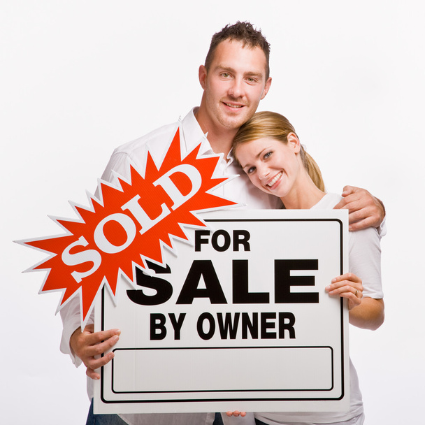 Couple holding for sale sign - Valokuva, kuva