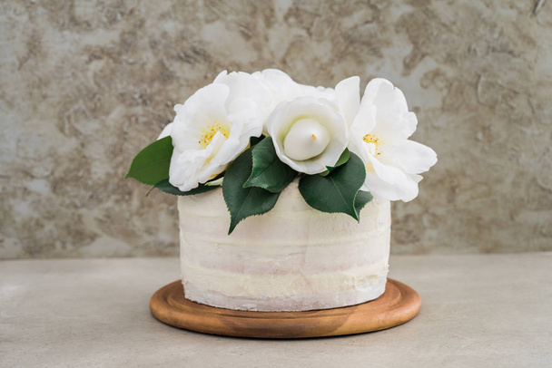 Naked wedding cake with camellias - Photo, Image