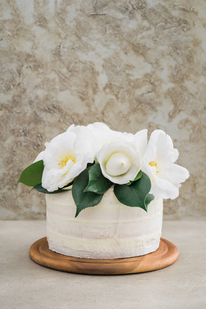 Γυμνή τούρτα γάμου με καμέλιες - Φωτογραφία, εικόνα