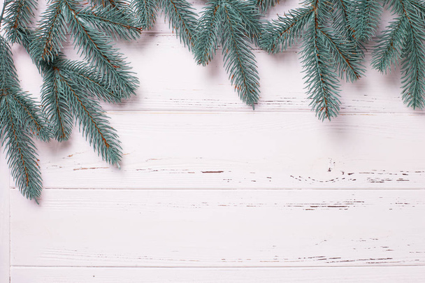Bordure des branches d'arbres à fourrure sur fond bois. Composition décorative de Noël. Vue de dessus. Place pour le texte
. - Photo, image