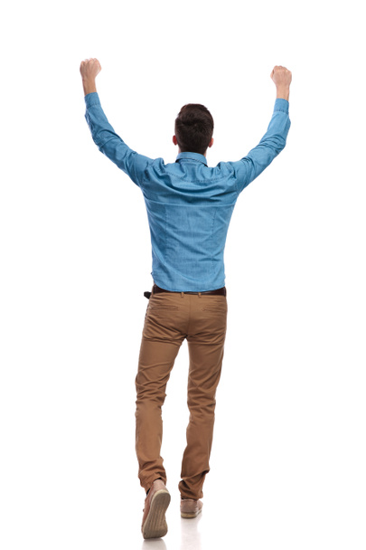visão traseira de um homem casual comemorando o sucesso
  - Foto, Imagem
