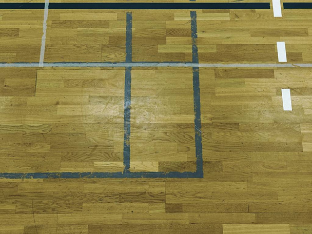 Κόκκινο λευκό γωνία και πολύχρωμες γραμμές στο γυμναστήριο. Φθαρεί ξύλινο πάτωμα του αθλητική αίθουσα με πολύχρωμο σήμανση γραμμές - Φωτογραφία, εικόνα