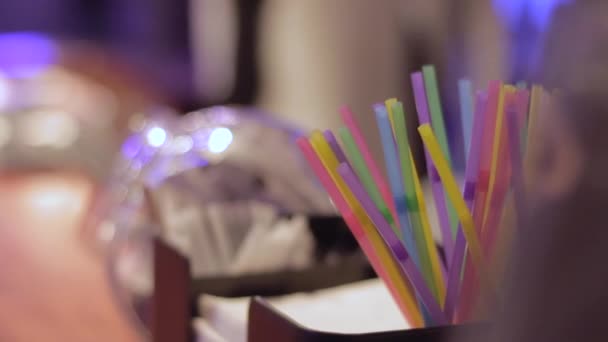 Tworzywo sztuczne kolorowe słomki koktajl w barze - Materiał filmowy, wideo